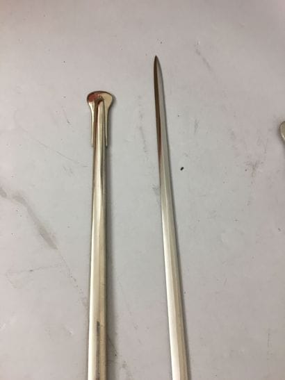 Une lame de sabre d'officier de cavalerie...