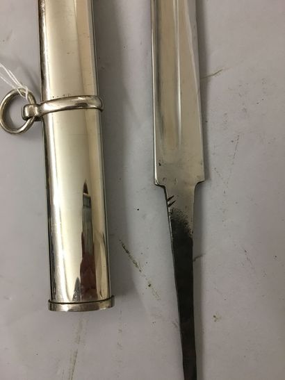 Une lame de sabre d'officier de cavalerie...