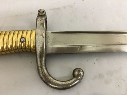 Lot composé de : 
Un sabre de cavalerie,...