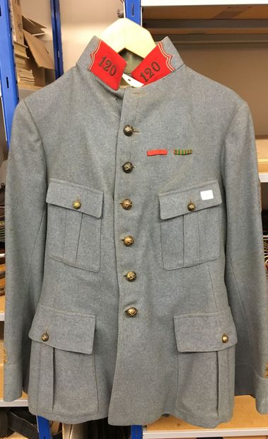 Tenue d'un capitaine du 120e régiment d'artillerie,...