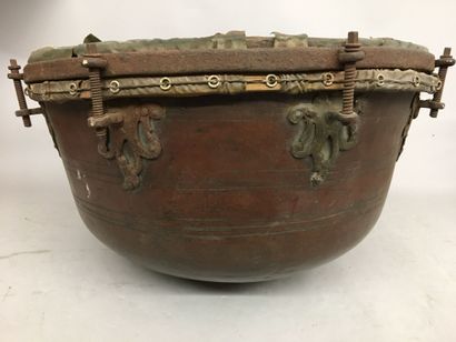 Tambour en cuivre repoussé, armature en fer,...