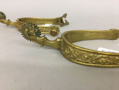 Paire d'éperons en laiton, branches ciselées...