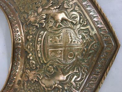 Grand colletin d'armure en laiton fondu,...
