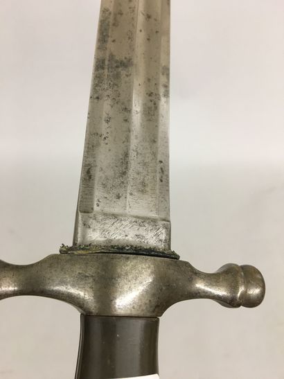 Couteau de chasse, garde en fer à deux quillons...