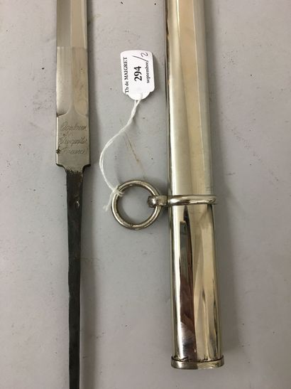Une lame de sabre d'officier de cavalerie...