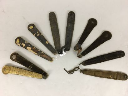 Cinq paires de jugulaires de shako d'officier,...