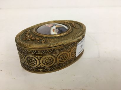 Bonbonnière ovale en laiton repoussé et doré...