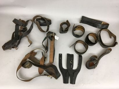Important lot de 12 ceinturons militaires...