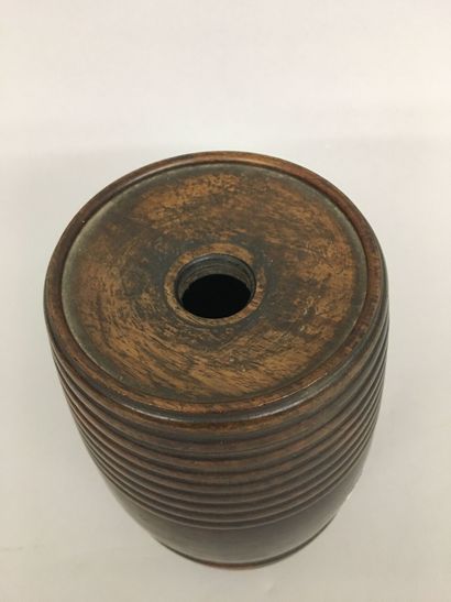 Rare tonneau de réserve à poudre en bois...