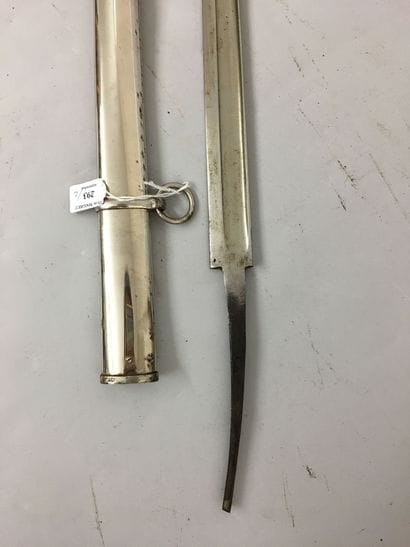 Une lame de sabre d'officier de cavalerie...