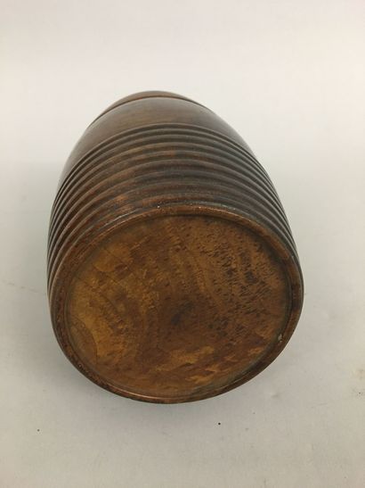 Rare tonneau de réserve à poudre en bois...