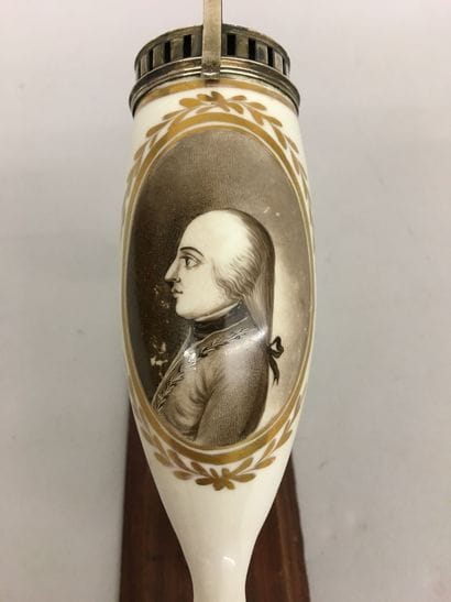Fourneau de pipe en porcelaine blanche, orné...