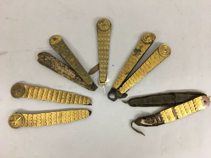 Quatre paires de jugulaires de shako d'officier,...