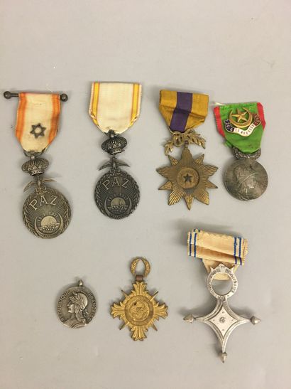 Lot de médailles dont 
1 médaille du mérite...