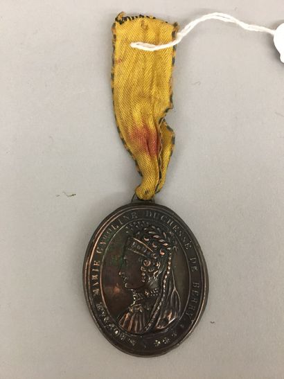 Curieuse médaille ovale à bélière, uniface,...