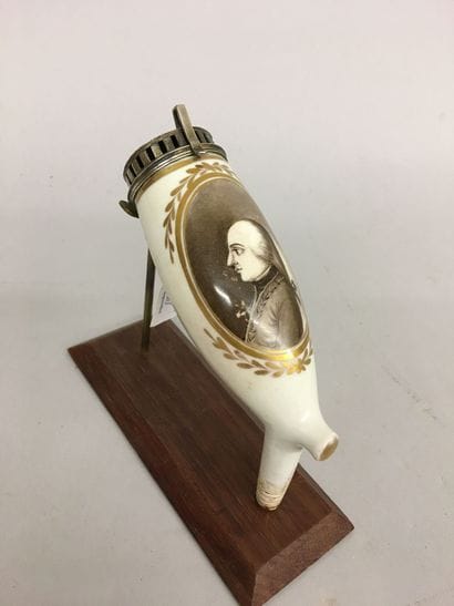 Fourneau de pipe en porcelaine blanche, orné...