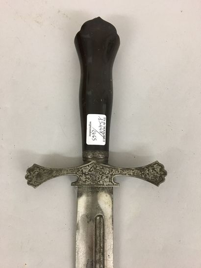 Couteau de chasse, garde en fer à deux quillons...
