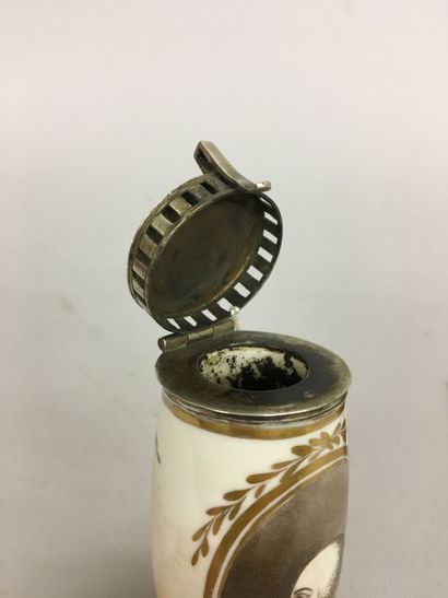 Fourneau de pipe en porcelaine blanche, orné...