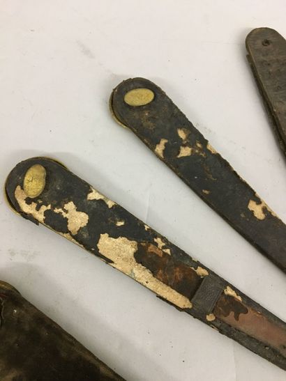 Cinq paires de jugulaires de shako d'officier,...
