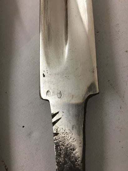 Une lame de sabre d'officier de cavalerie...