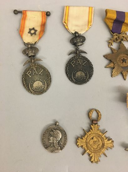Lot de médailles dont 
1 médaille du mérite...