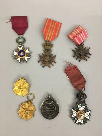 Lot dont : 1 croix de chevalier de l'Ordre...