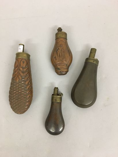 Quatre petites poires à poudre de boîtes,...