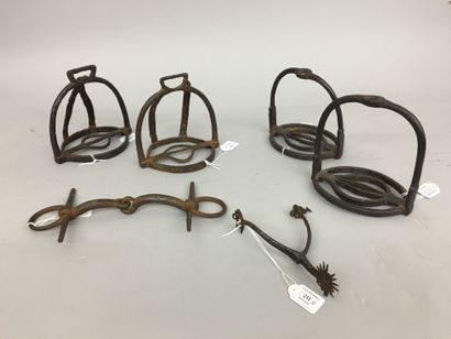 4 étriers de cavalerie en fer forgé du XVIIIe...