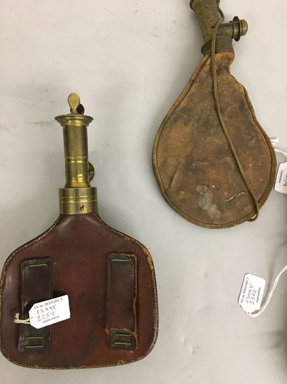 Lot : un gobelet de chasse en os, entièrement...