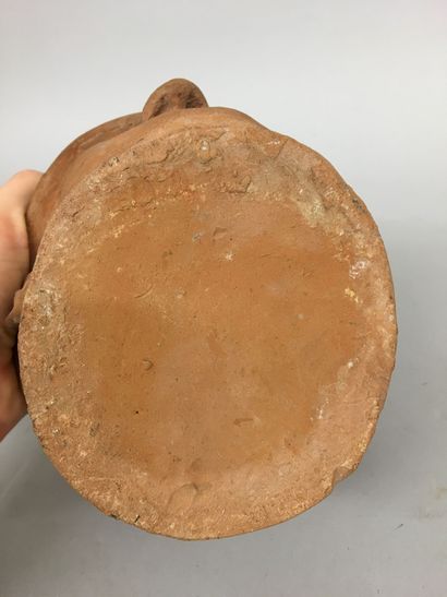 Pot à tabac en terre cuite représentant un...
