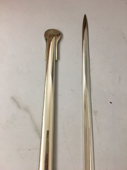 Une lame de sabre d'officier de cavalerie...