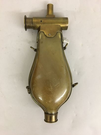 Grande poire à poudre à système, signée :...