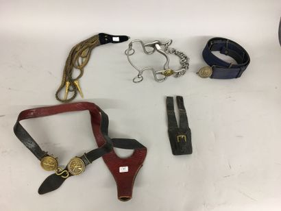 Lot d'équipement divers dont un mors d'artillerie...