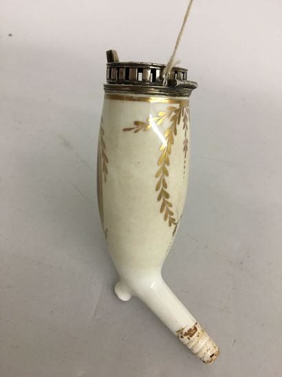 Fourneau de pipe en porcelaine blanche, orné...