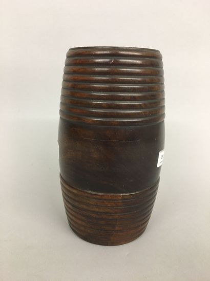 Rare tonneau de réserve à poudre en bois...