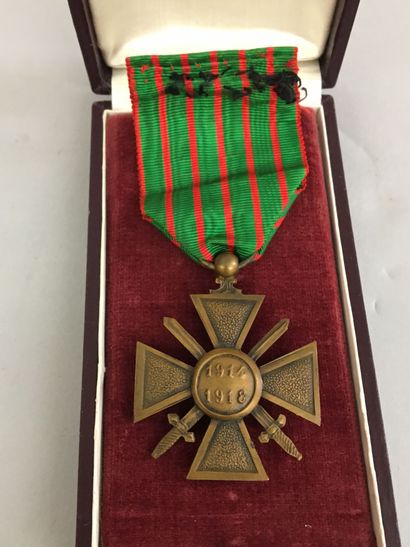 1 petite réduction de l'Ordre de Saint Louis...