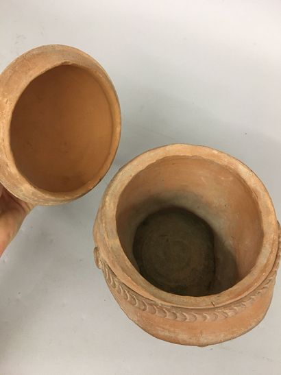 Pot à tabac en terre cuite représentant un...