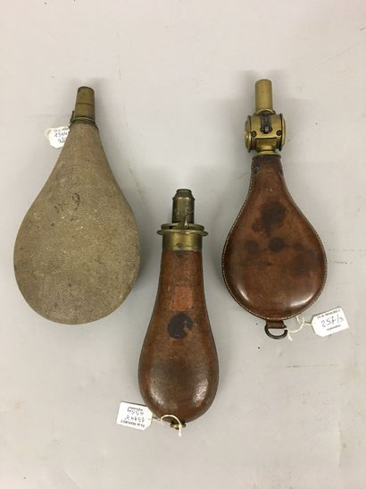 Trois poires à poudre : l'une recouverte...