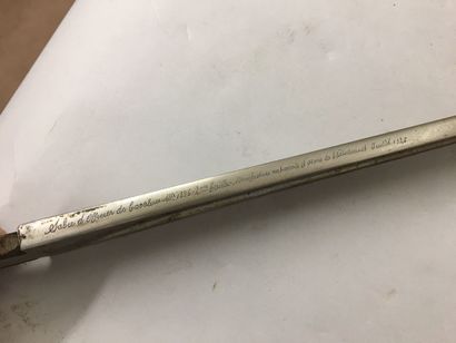 Une lame de sabre d'officier de cavalerie...