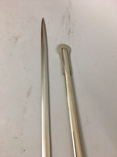 Une lame de sabre d'officier de cavalerie...
