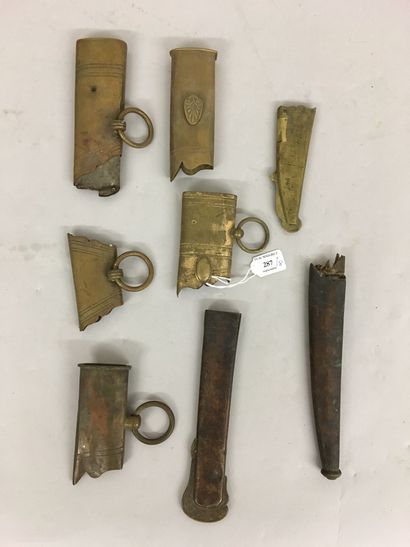 Lot de huit pièces de fourreaux de sabres...