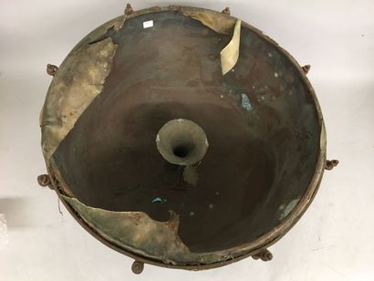 Tambour en cuivre repoussé, armature en fer,...