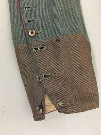 Tenue d'un capitaine du 120e régiment d'artillerie,...