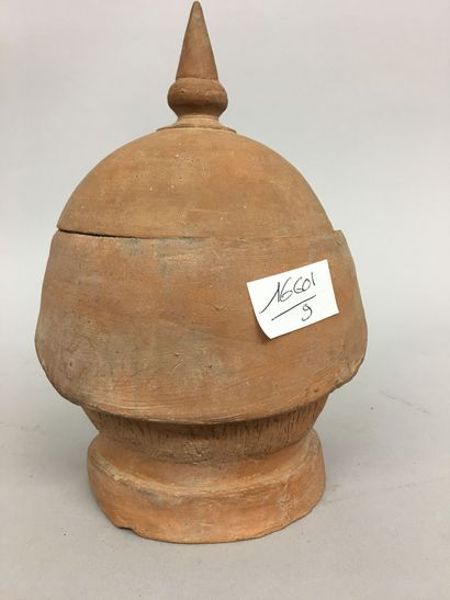 Pot à tabac en terre cuite représentant un...
