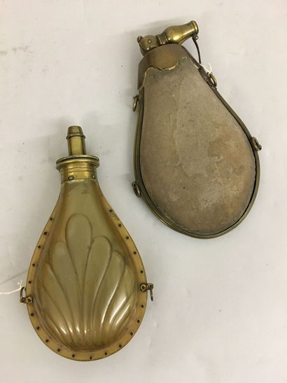 Deux poires à poudre, l'une en galuchat gris,...