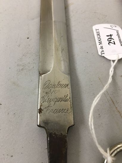 Une lame de sabre d'officier de cavalerie...