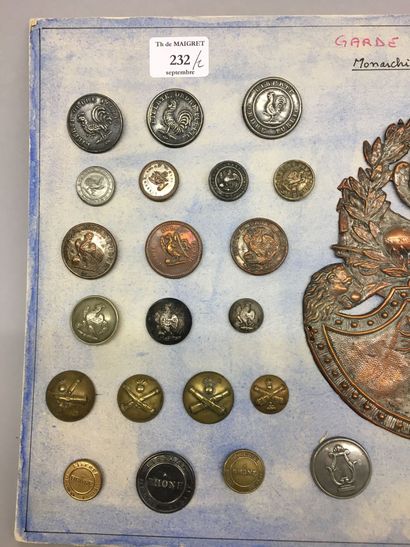 Deux planches l'une de 42 boutons d'époque...