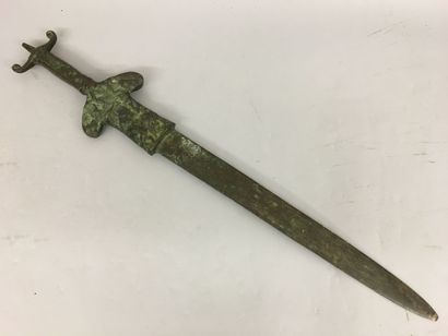 Epée de décoration, garde à antenne en bronze...