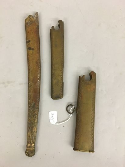 Trois garnitures de sabre : une grande bouterole...