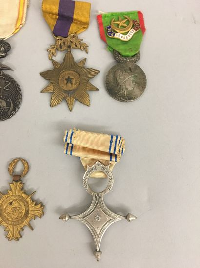 Lot de médailles dont 
1 médaille du mérite...